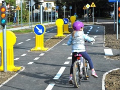 Dziecko samo do szkoły na rowerze? Tak, po spełnieniu warunków. Od 2026 rodzice mają nowy obowiązek