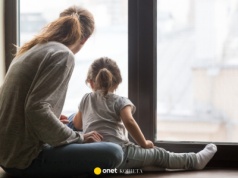 Córka pokochała nową partnerkę ojca. "Zamykam się w łazience i płaczę"