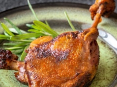 Obiad jak w restauracji, a zrobisz go w domu. Pieczone udka z kaczki z puree pietruszkowym