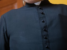 Ksiądz miał brutalnie zamordować znajomego. Biegli sprawdzą, czy 68-latek żył w trakcie podpalenia