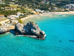 Grecka wyspa na zakończenie sezonu. Na loty w dwie strony wydamy 450 zł