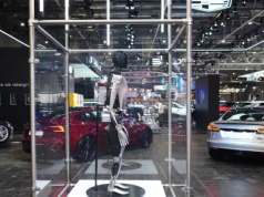 Musk stawia na humanoidalne roboty, gdy sprzedaż aut Tesli słabnie