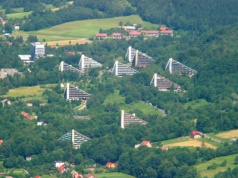 Piramidy starszą ciszą. Górskie sanatorium gwiazd stało się postapokaliptyczną ruiną