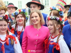 Marta Nawrocka zrobiła selfie z uczestniczkami Dożynek. "Piękny gest"