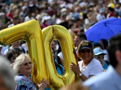 "Happy birthday, Pope Leo!". Zobacz, jak wierni zaskoczyli papieża