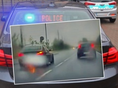 Radiowóz pędził w deszczu i wyprzedzał na przejściu. Jest reakcja policji