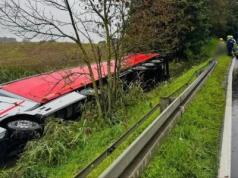Ciężarówka wpadła do stawu. Policja apeluje o ostrożność