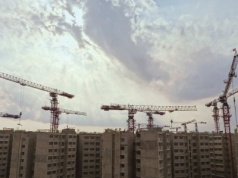 Zastój w budownictwie coraz większy. Co to oznacza dla osób, które planują zakup mieszkania?