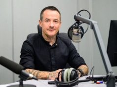 Poseł, który broni edukacji zdrowotnej i skarży się na biskupów. Marcin Józefaciuk gościem Radia Łódź