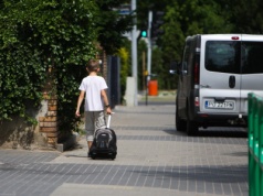 Od kiedy dziecko może chodzić samo do szkoły? Rodzicom grożą surowe mandaty