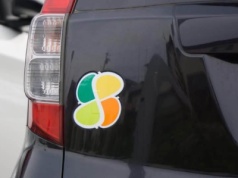 Czas na żółto-pomarańczowo-zielony liść dla kierowców seniorów? W Japonii już go mają