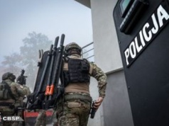 Polacy coraz mniej ufają policji