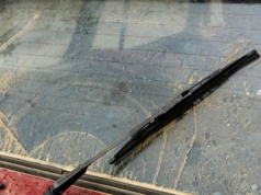 Wyciśnij z tubki i przetrzyj tym wycieraczki. Smugi na szybie nie będą więcej problemem