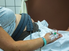 Teściowa weszła na porodówkę. "Przykryła męża kocykiem"