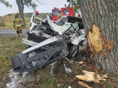 Poważny wypadek na granicy powiatów jaworskiego i świdnickiego. Auto uderzyło w drzewo