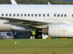 Skomplikowana operacja ściągania samolotu linii Enter Air z pasa zieleni na Balicach