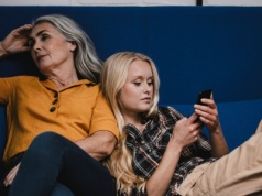 Mózg analogowy i cyfrowy. Boomersi i zetki mają różne rzeczy w głowach