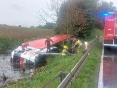 Potężna ciężarówka runęła z drogi prosto do stawu