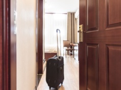 Ten prosty trik z ręcznikiem zna każda stewardesa. Może nawet uratować życie