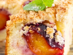 Ciasto na maślance ze śliwkami