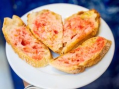 Hiszpanie nie marnują ani okruszka. Czerstwy chleb zamienia się w śniadanie jak z restauracji