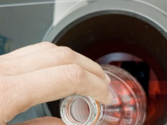 Zmień nawyki, nie zgniataj! Jak rozpoznać opakowania objęte kaucją?