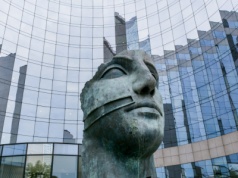 Monumentalna rzeźba Tindaro znika z Placu Trzech Krzyży