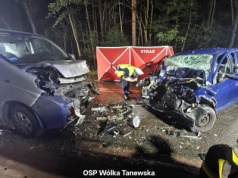 Tragiczne zderzenie osobówki z busem. Nie żyje 24-latek, pięć osób w szpitalu [ZDJĘCIA]