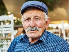 Na tej greckiej wyspie ludzie żyją dłużej niż gdziekolwiek indziej w Europie. W czym tkwi ich sekret?