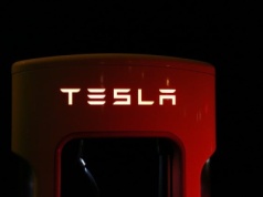 Elon Musk kupuje akcje Tesli. 'W grze miliard dolarów’. Coś wie i kurs wystrzeli?