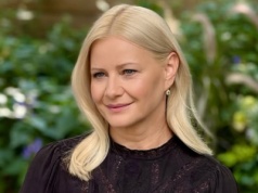 Spódnica z frędzlami i koncertowe szaleństwo. Midi w tej odsłonie będzie hitem jesieni