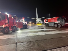 Tak wyglądało wyciąganie Boeinga 737 z pasa w Balicach. Krakowscy i czescy strażacy pracowali do rana (ZDJĘCIA)