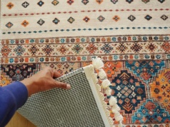 Dywan ma nieświeży zapach? Zamiast oddawać do pralni, posyp go proszkiem za 2 złote