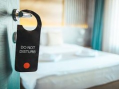 Przedsiębiorca namawia do prokreacji i oferuje benefity. Hasło programu: "Zrób dziecko w naszych hotelach"