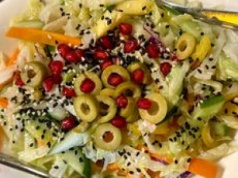 Sok z cytryny dodaje się do sałatek nie tylko dla smaku. Oto dlaczego warto to robić