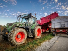 35-letni mężczyzna podczas prac polowych wpadł do maszyny zbierającej ziemniaki. Na miejscu śmigłowiec LPR