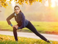 Ćwiczenia idealne na wrzesień. Trening w domu i na świeżym powietrzu, który doda ci energii