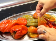 Tak obierzesz paprykę w 5 minut. Szybciej i łatwiej się nie da