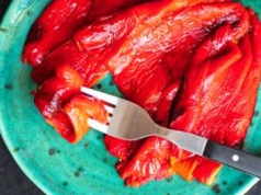 Ten trik pozwala zaoszczędzić wiele czasu. Nie musisz piec papryki, aby zdjąć skórkę