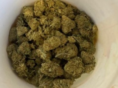 Para stosowała przemoc wobec dziecka. Podczas kontroli policja odkryła narkotyki