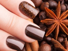 6 stylizacji paznokci na jesień 2025. Kawa i matcha w roli głównej