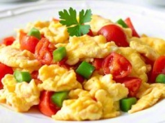 Jajecznica z tymi dodatkami smakuje wybornie. Ale najważniejsze jest to, że staje się o wiele zdrowsza