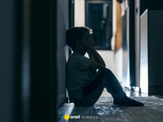 Samotność w dzieciństwie może zwiększać ryzyko demencji. Nowe badania