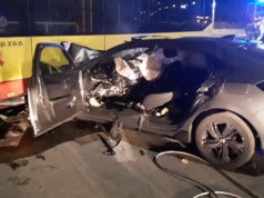 Groźny wypadek z udziałem autobusu MPK na Olechowie. Kierowca osobówki zaklesczony w pojeździe