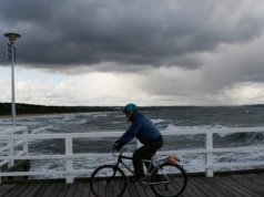 Rozległy niż nad Polską. Pogoda przyniesie zachmurzenie, opady deszczu i burze z gradem