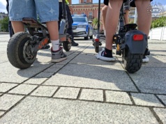 Skandaliczne sceny w Warszawie. Piesi uciekają przed nastolatkami na hulajnogach