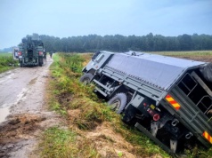 Wojskowy Jelcz w rowie. Pomógł Hardun