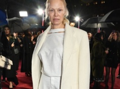 To idealne spodnie dla pań 50+. Wydłużają i wyszczuplają nogi