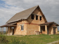 Właściciele działek w potrzasku. Nowe przepisy mogą zablokować im budowę domu