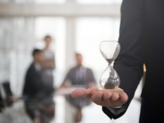 Dwukadencyjność dzieli posłów, projekt idzie dalej